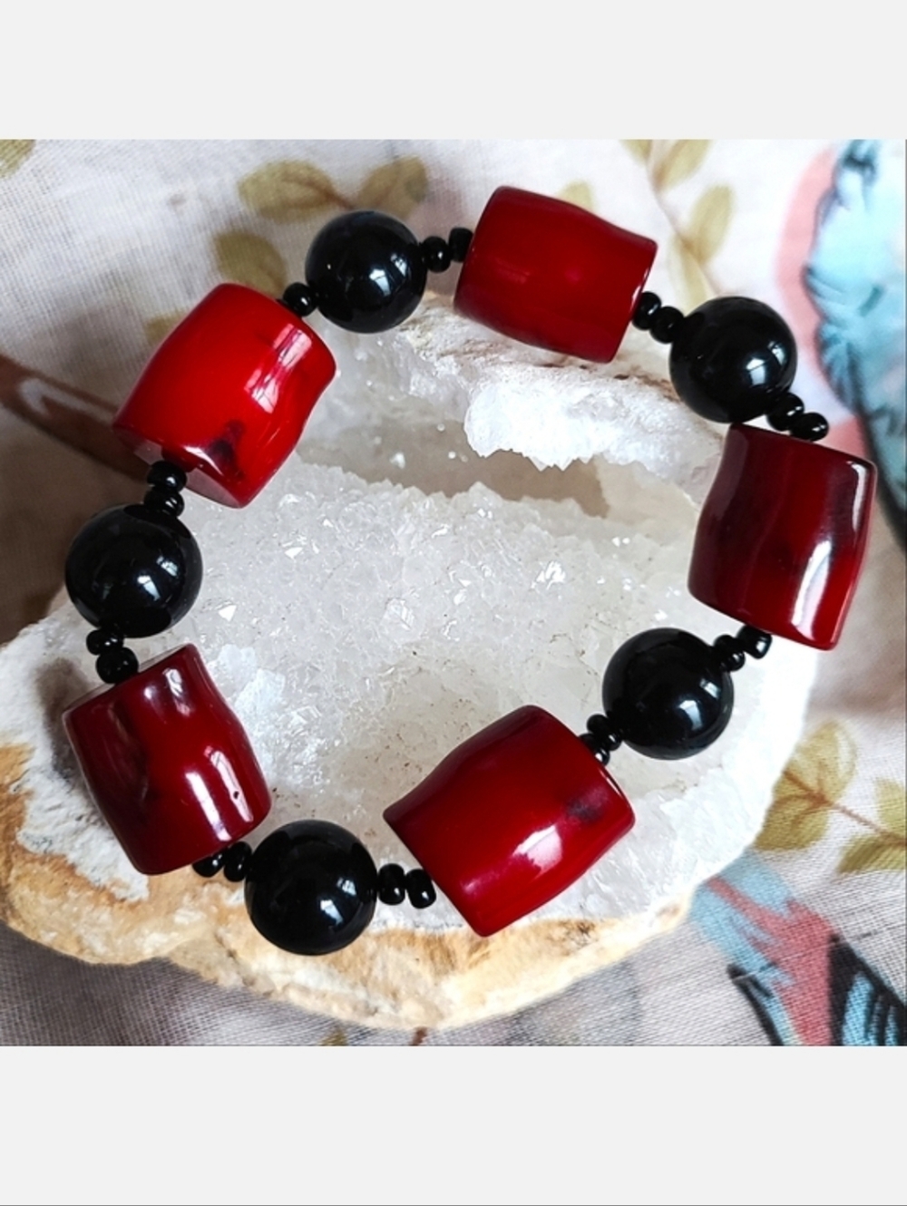 Lucite Stretch Vintage Red Barrel Round Black Seed Beads Bracelet Handmade EUC